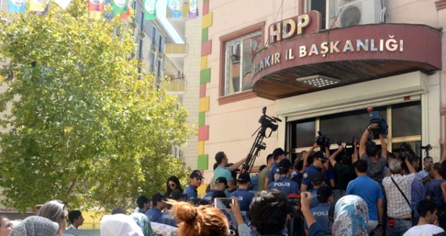 Diyarbakır'da oturma eylemi yapan anneyi tehdit eden kişi gözaltına alındı