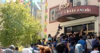 Diyarbakır'da oturma eylemi yapan anneyi tehdit eden kişi gözaltına alındı