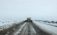 Kar Yağışı Yolları Kapatınca B.Belediye Ekipleri Açtılar